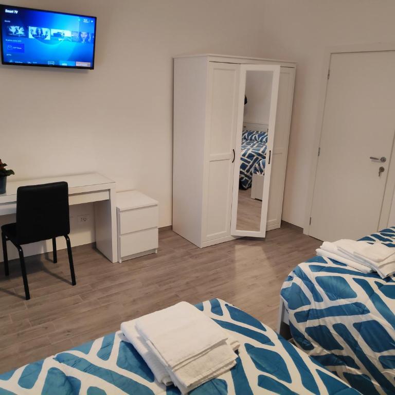 Casadei Guest House Stazione Bologna - Camera Quadrupla - 5