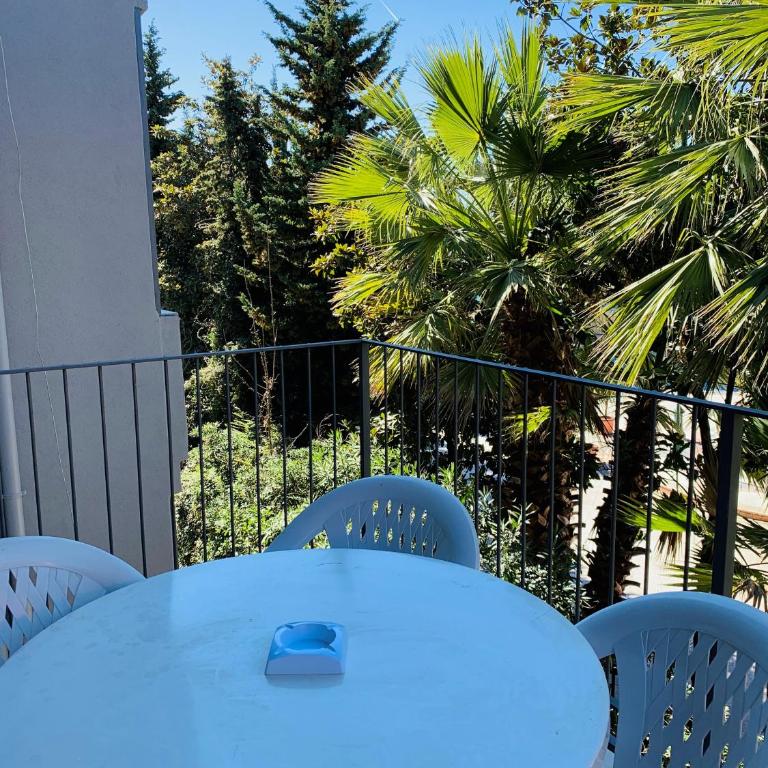 Front Lake Apartment Bardolino - Appartamento con 3 Camere da Letto e con Balcone - 3