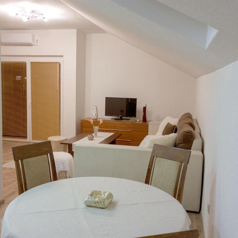 Villa Maja - Three-Bedroom Apartment - 11