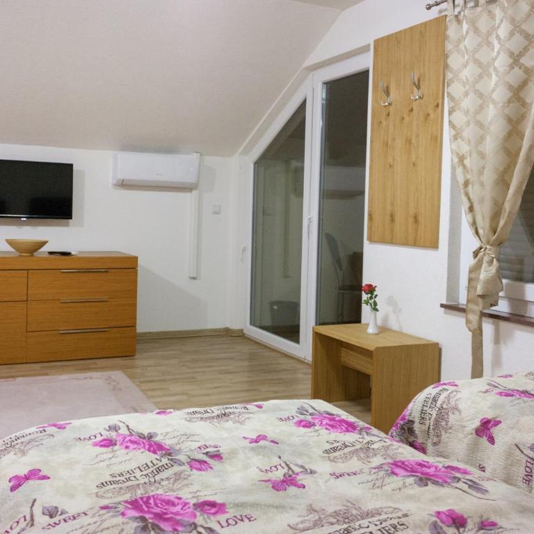 Villa Maja - Apartment with Balcony - 9