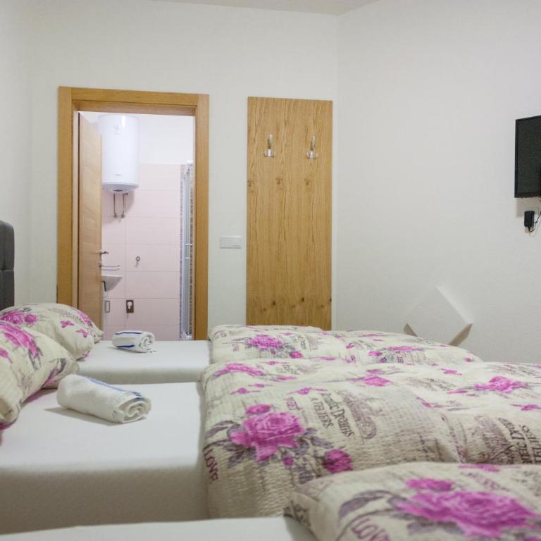 Villa Maja - Comfort Triple Room with Shower - 13