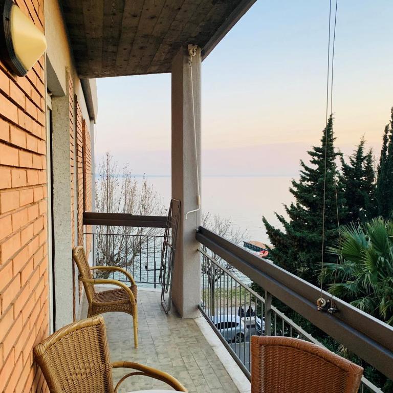 Front Lake Apartment Bardolino - Appartamento con 1 Camera da Letto e Balcone - 1