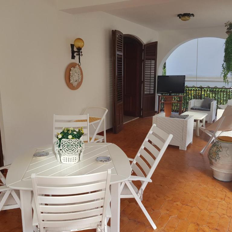 Villa del Golfo Urio with swimming pool shared by the two apartments it is essential to have a car - Villa mit Poolblick - 47