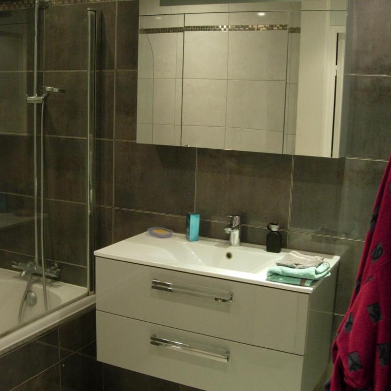 Quiet and Spacious 80m2 Flat Near Historic Center and Quays - Apartment mit 2 Schlafzimmern - 2