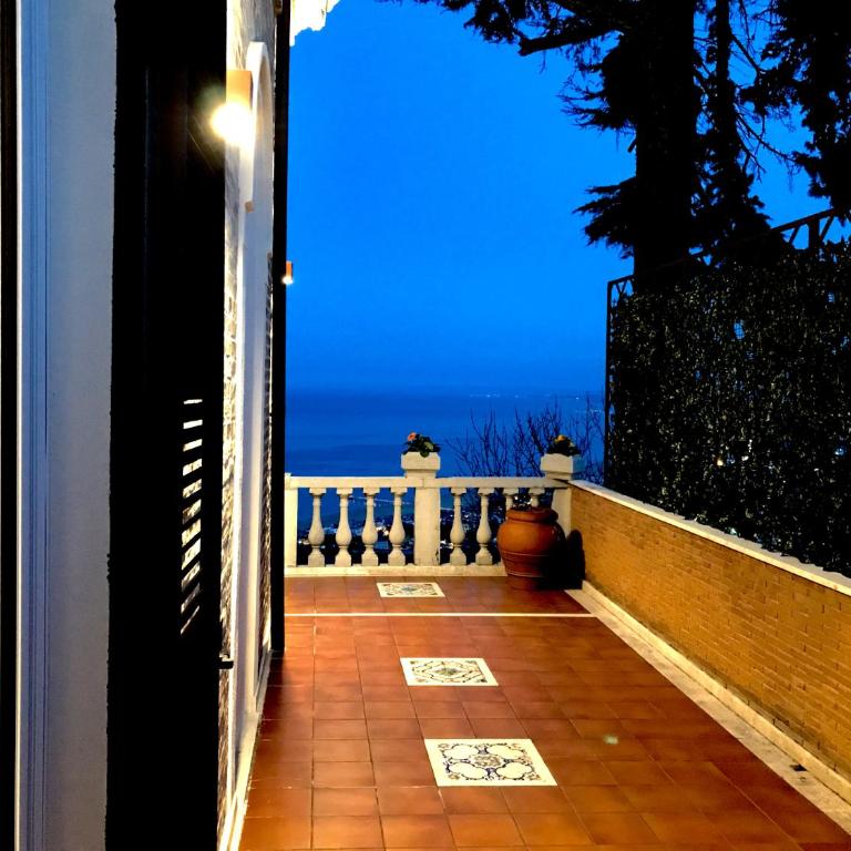 B&B Villa Belvedere - Camera Matrimoniale Deluxe con Vista Mare Laterale - 10