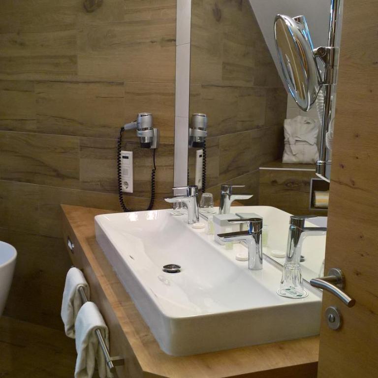 Romantik Hotel Die Gersberg Alm mit Panoramablick auf Salzburg und Outdoor Pool ab Mai - Deluxe Suite - 1