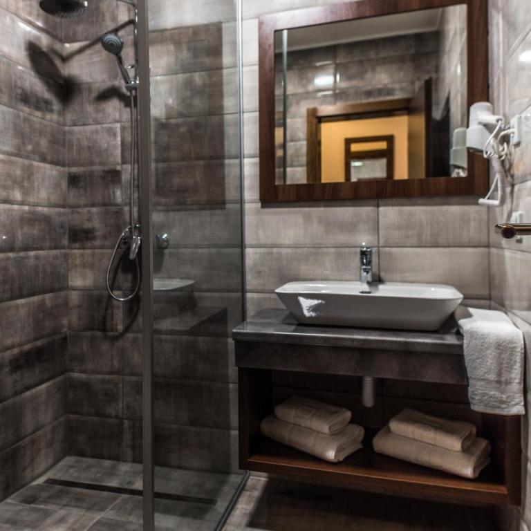 Apartments and Rooms Villa Majestic - Deluxe Double Room (2 Adults + 1 Child) - 4