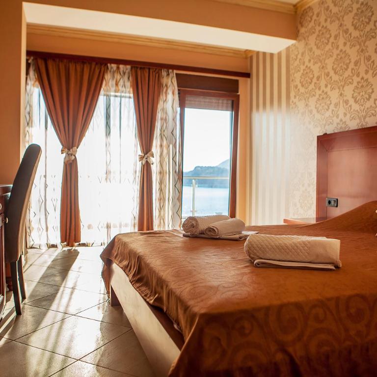 Hotel Velkom - Dvokrevetna soba sa Bračnim Krevetom, Terasom i Pogledom na More - 5