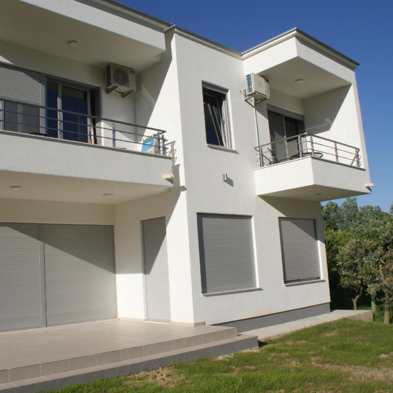 Helena Apartments - Apartment with Garden View - 11
