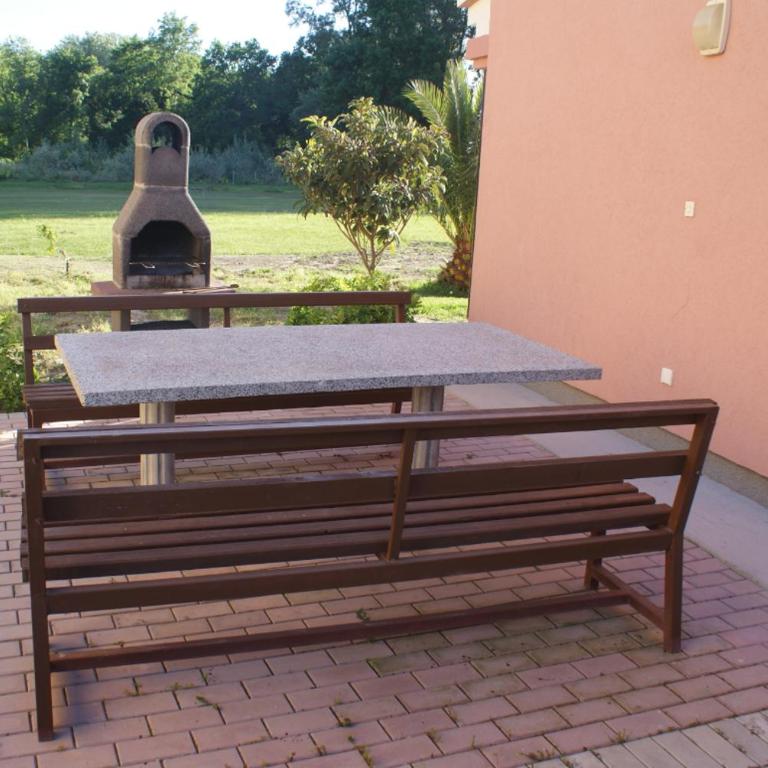 Helena Apartments - Apartment with Garden View - 2