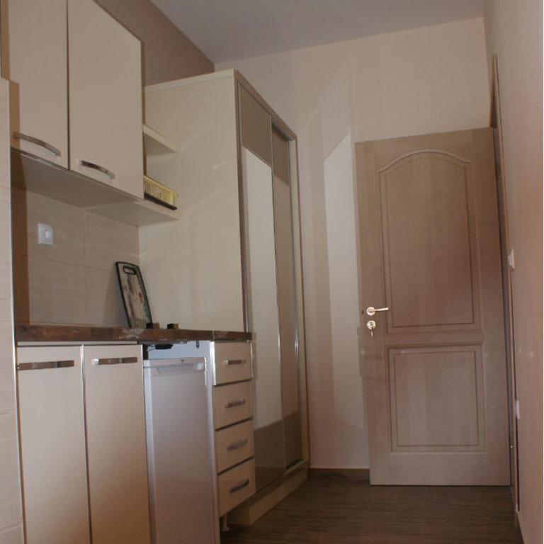 Helena Apartments - Apartment with Garden View - 8