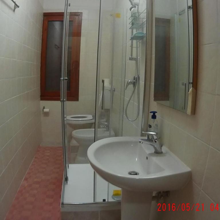 The Caponi Bros - Camera Matrimoniale con Letto Supplementare e Bagno in Comune - 2