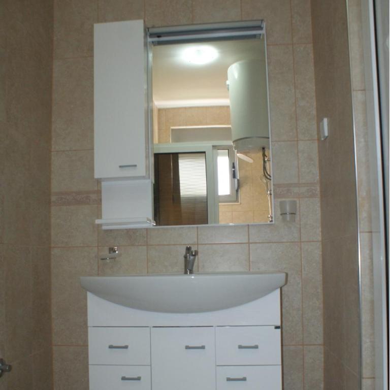 Helena Apartments - Apartment with Garden View - 4