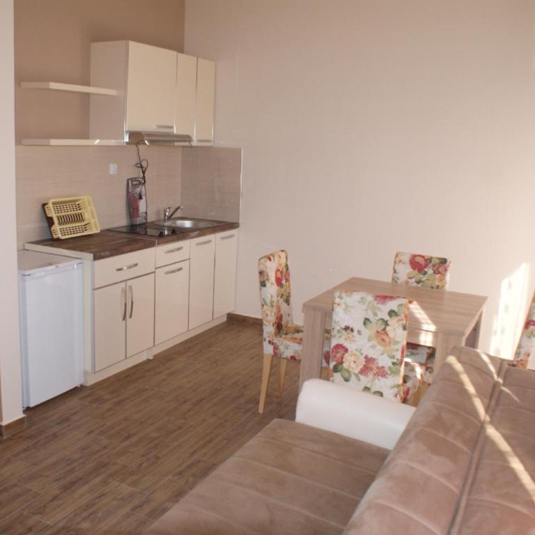 Helena Apartments - Apartment with Garden View - 7