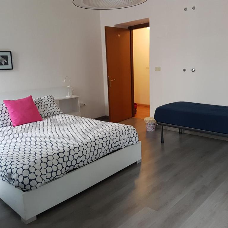 B&B Porto Vecchio ROOMS - Stazione Centrale Trieste - Camera Familiare con Bagno Privato - 1