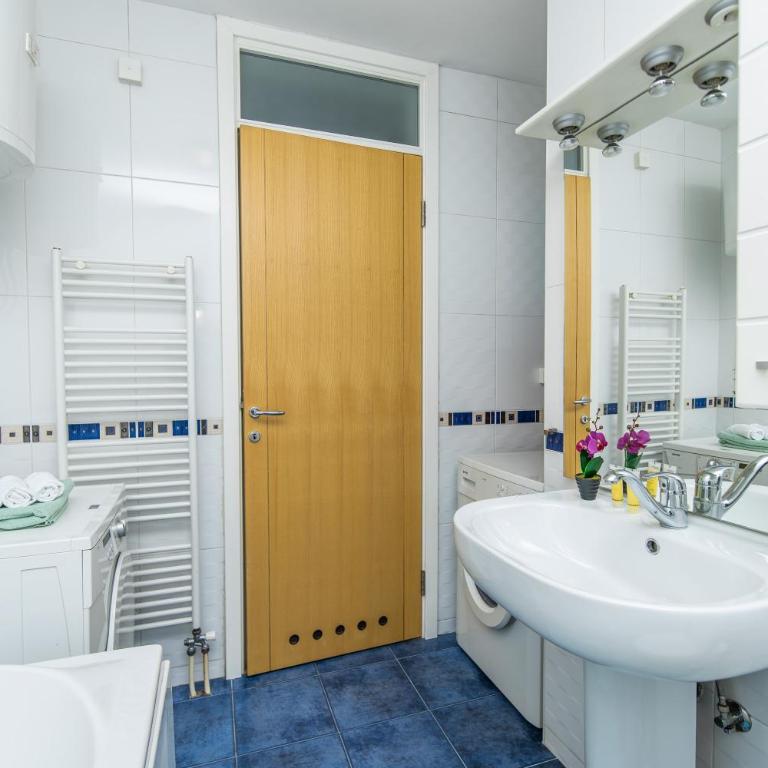Modern 2BDR apartment in the center - FREE PARKING - Two-Bedroom Apartment - 20