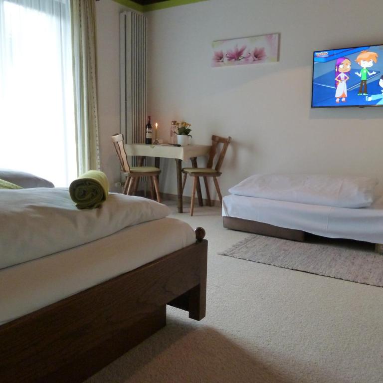 Pension Schöne Aussicht - Chambre Familiale avec Balcon (2 Adultes + 1 Enfant) - 9