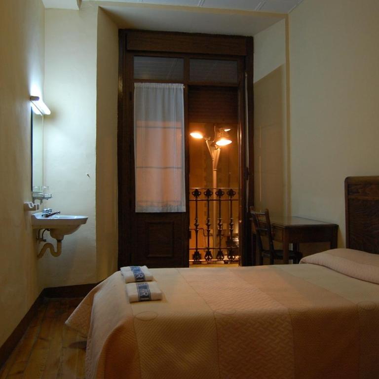 Hostal Paris - Doppel-/Zweibettzimmer mit Gemeinschaftsbad - 3