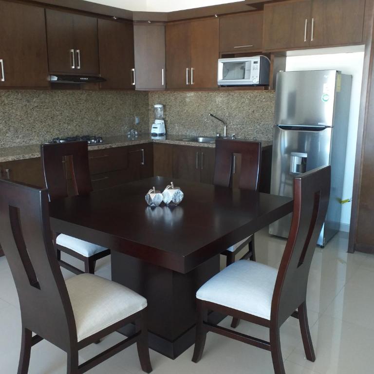 RENTA VACACIONAL A 2 CUADRAS DE LA PLAYA O MALECON DE MAZATLAN - Two-Bedroom Apartment - 4
