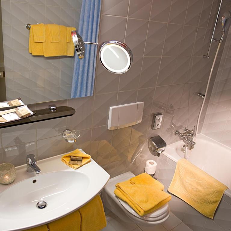 Hotel Restaurant Waldhaus - Dreibettzimmer mit Gartenblick - 11