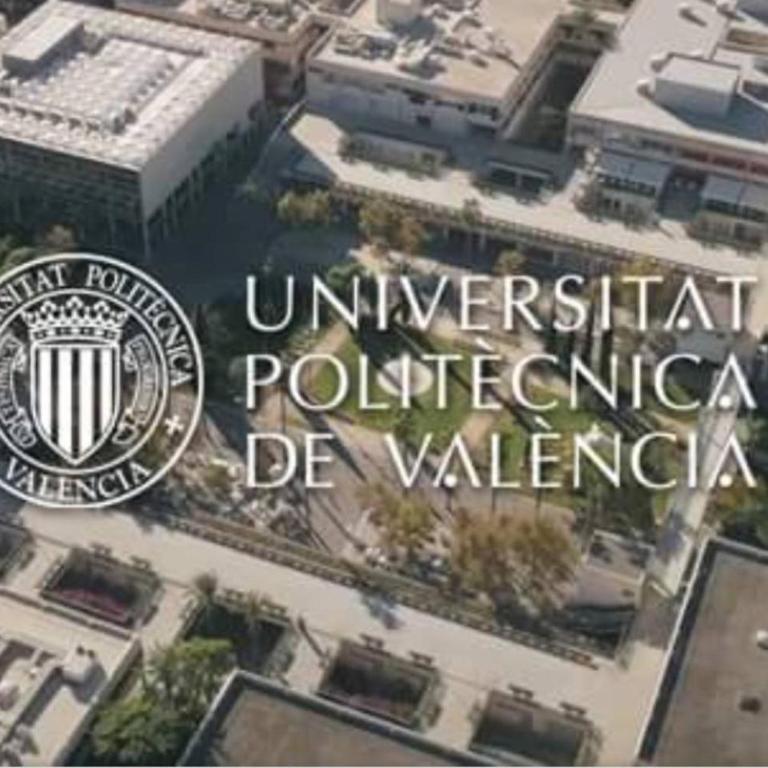 Apartamento en Universidad y cerca de la playa - Three-Bedroom Apartment - 24