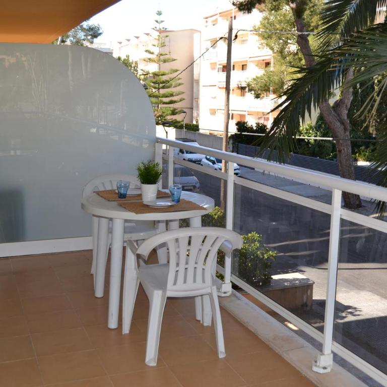 Luminoso y amplio apartamento en Salou con piscina - Two-Bedroom Apartment - 42