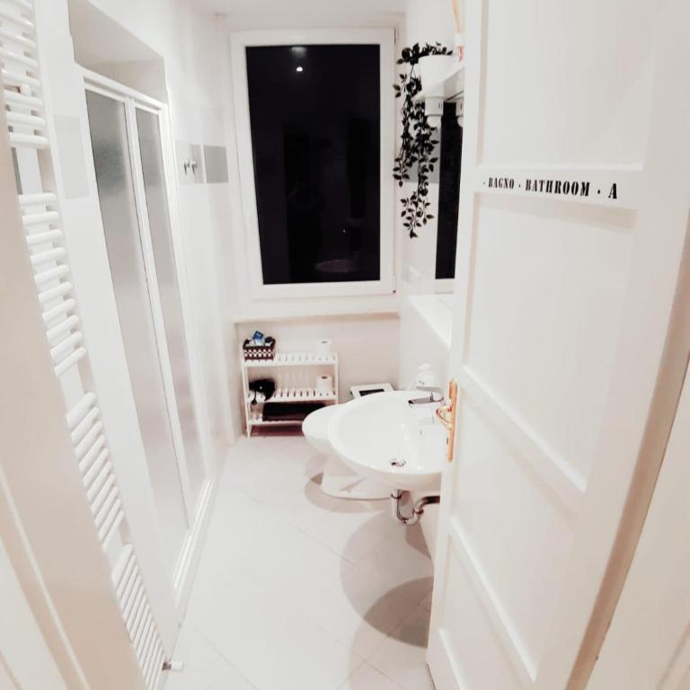 B&B Lupin Trento - Camera Quadrupla con Bagno Privato Esterno - 13