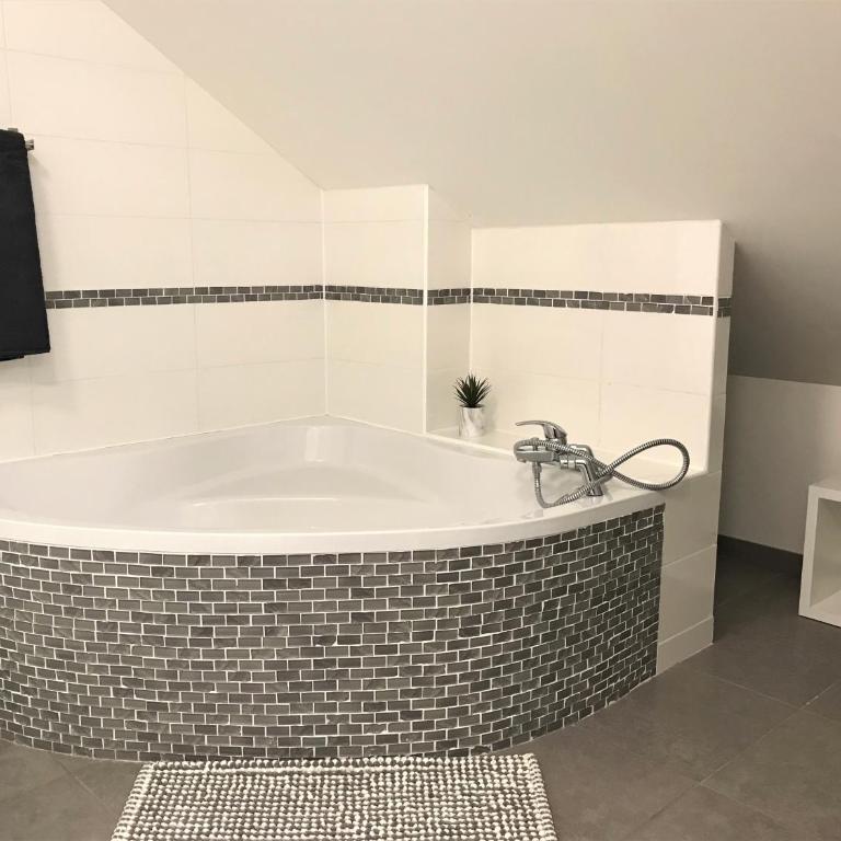 Appart T4 Christina contemporain, Vue Lac, climatisé avec parking - Apartment mit 3 Schlafzimmern - 11