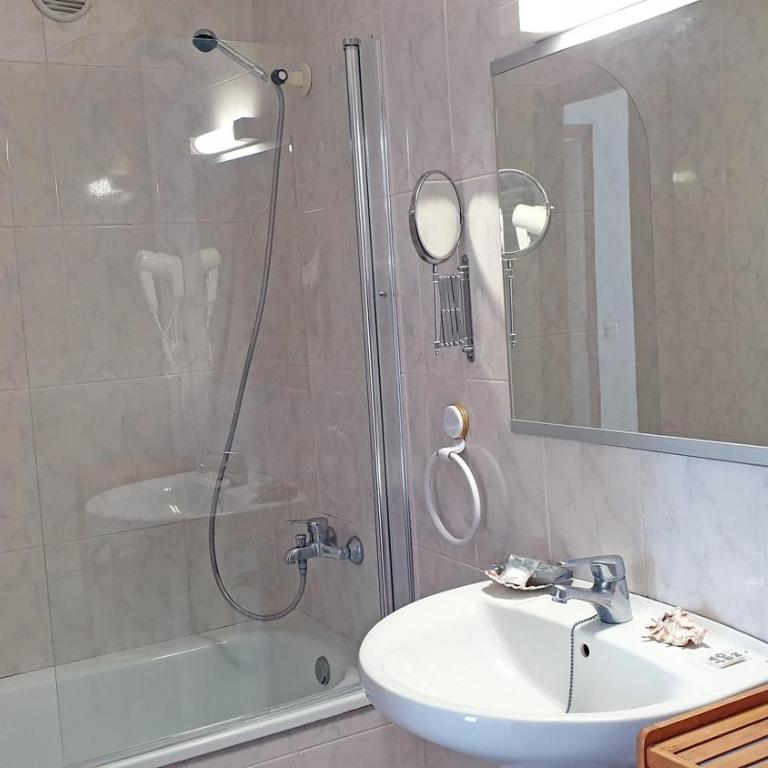 Hotel Mireia - Habitación Doble con balcón - 1 o 2 camas - 3
