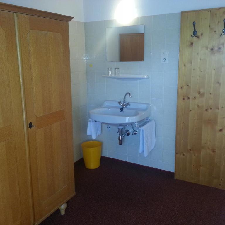 Haus Karwendelblick - Standard Doppelzimmer mit Balkon und Gemeinschaftsbad - 4