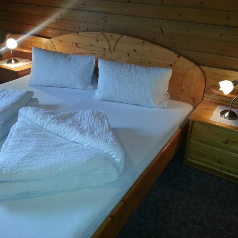 Haus Karwendelblick - Standard Doppelzimmer mit Balkon und Gemeinschaftsbad - 1