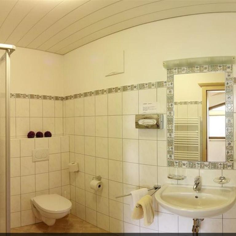 Hotel-Garni Klocker - Doppelzimmer mit Dusche - 2