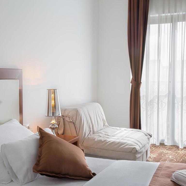 Hotel Pozzo - Standardna Dvokrevetna Soba sa Bračnim Krevetom - 14