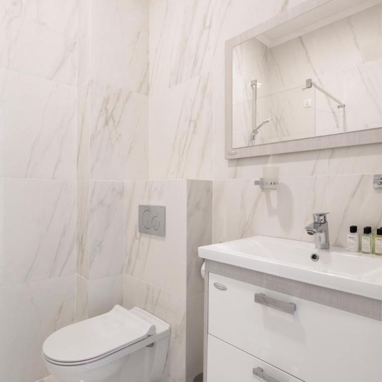 Hotel Pozzo - Standardna Dvokrevetna Soba sa Bračnim Krevetom - 7