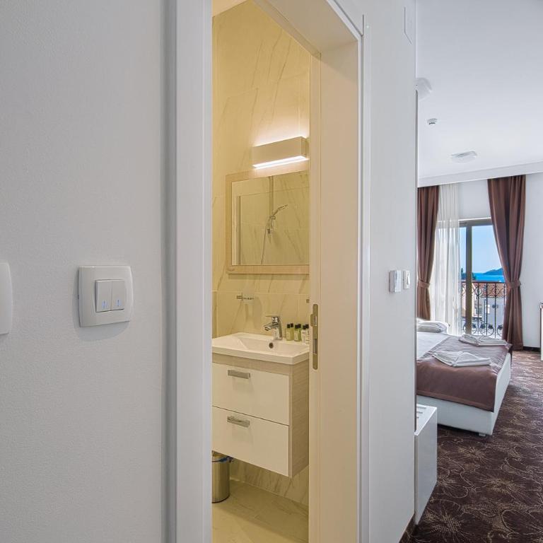 Hotel Pozzo - Dvokrevetna Soba sa Bračnim Krevetom i Pogledom na More - 12