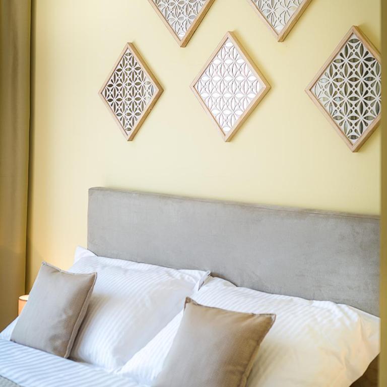 Santorini Apart - Family Suite with Balcony - 9