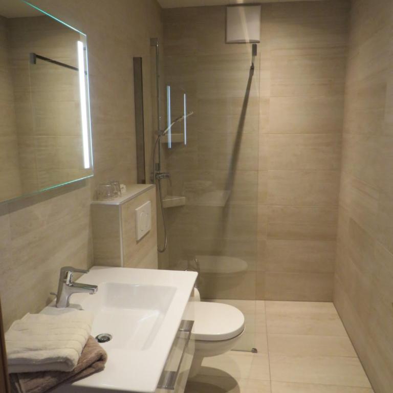 Sportpension Strobl - Doppelzimmer mit Balkon - 3
