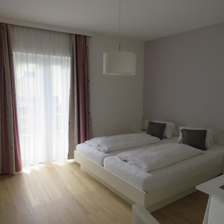 Sportpension Strobl - Doppelzimmer mit Balkon - 8