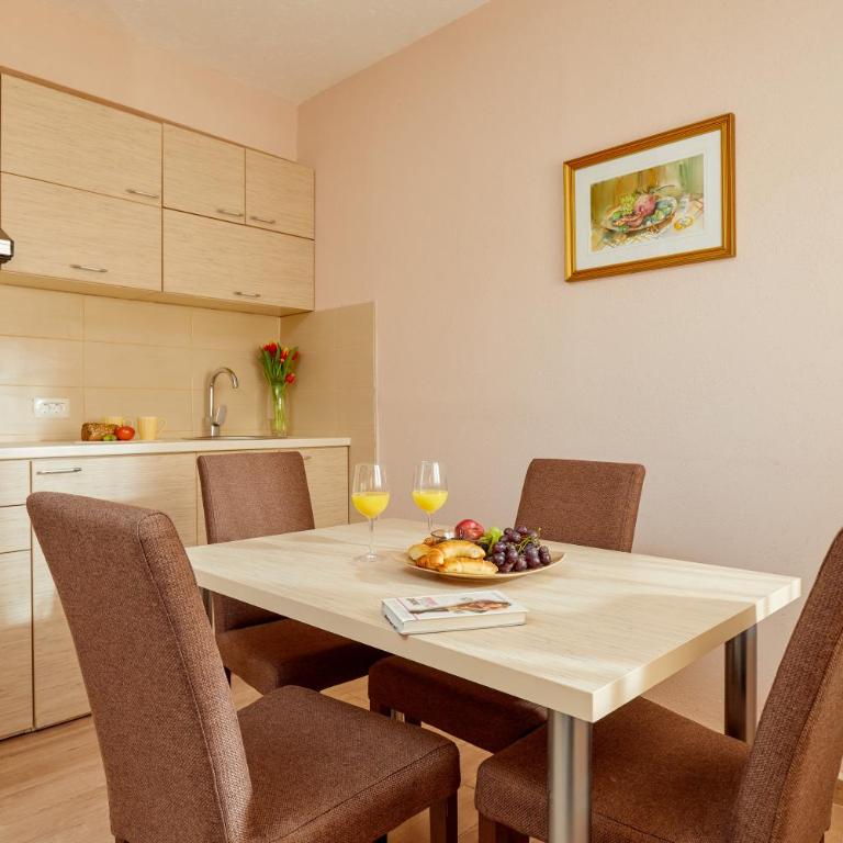 Apartments Barbara - Apartment with Garden View - 10