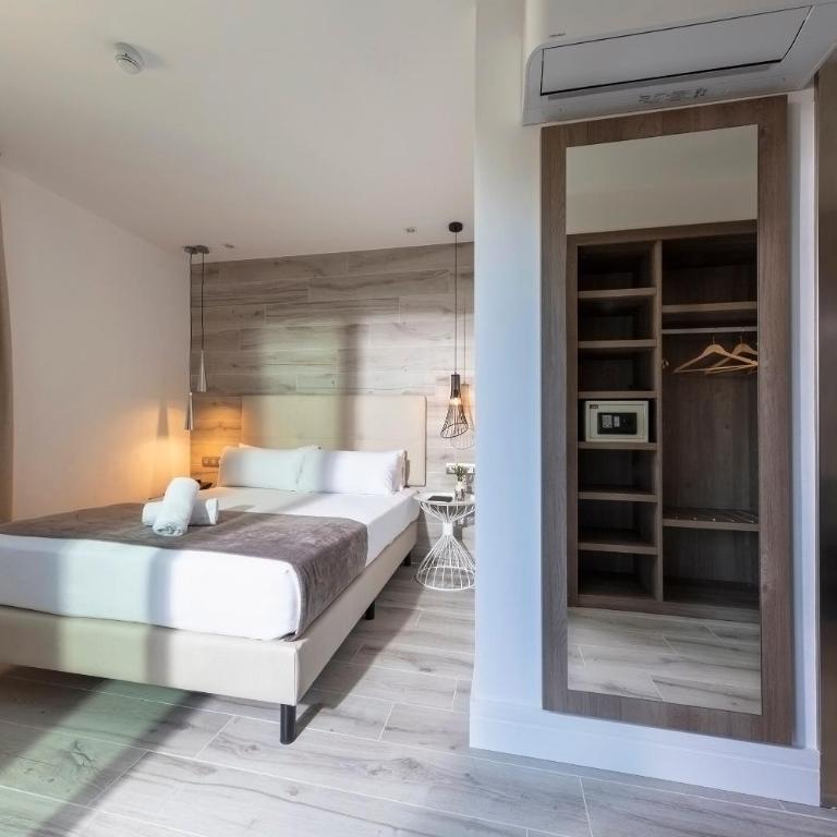 Hotel Oasis - Superior Room with Terrace and No Views - 3