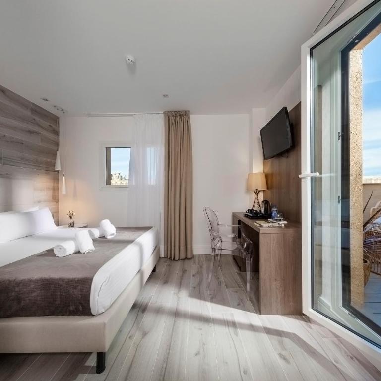 Hotel Oasis - Superior Room with Terrace and No Views - 1