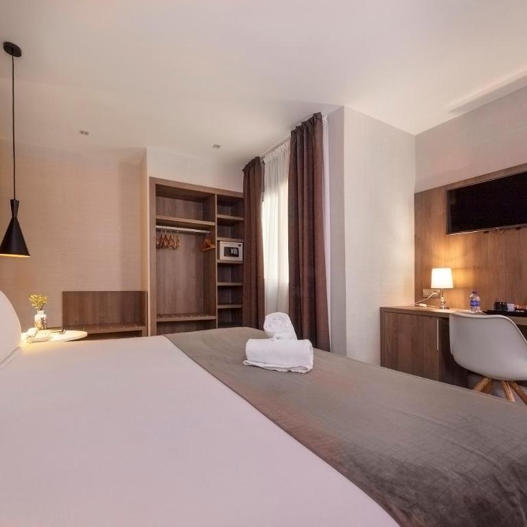 Hotel Oasis - Superior Room Interior - 7