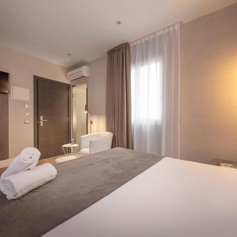 Hotel Oasis - Superior Room Interior - 11