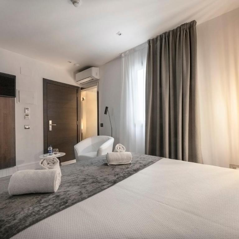 Hotel Oasis - Superior Room Interior - 14
