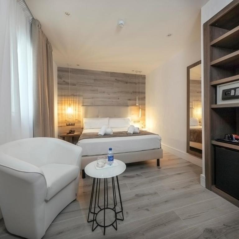 Hotel Oasis - Superior Room Interior - 15