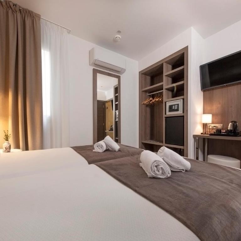 Hotel Oasis - Superior Room Interior - 17