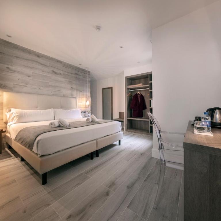 Hotel Oasis - Superior Room Interior - 21