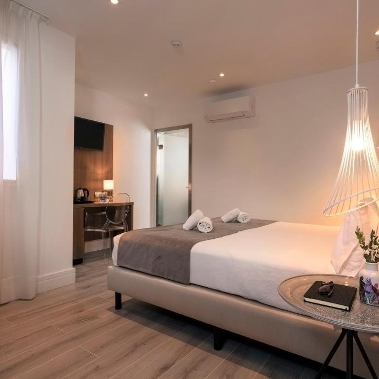 Hotel Oasis - Superior Room Interior - 22