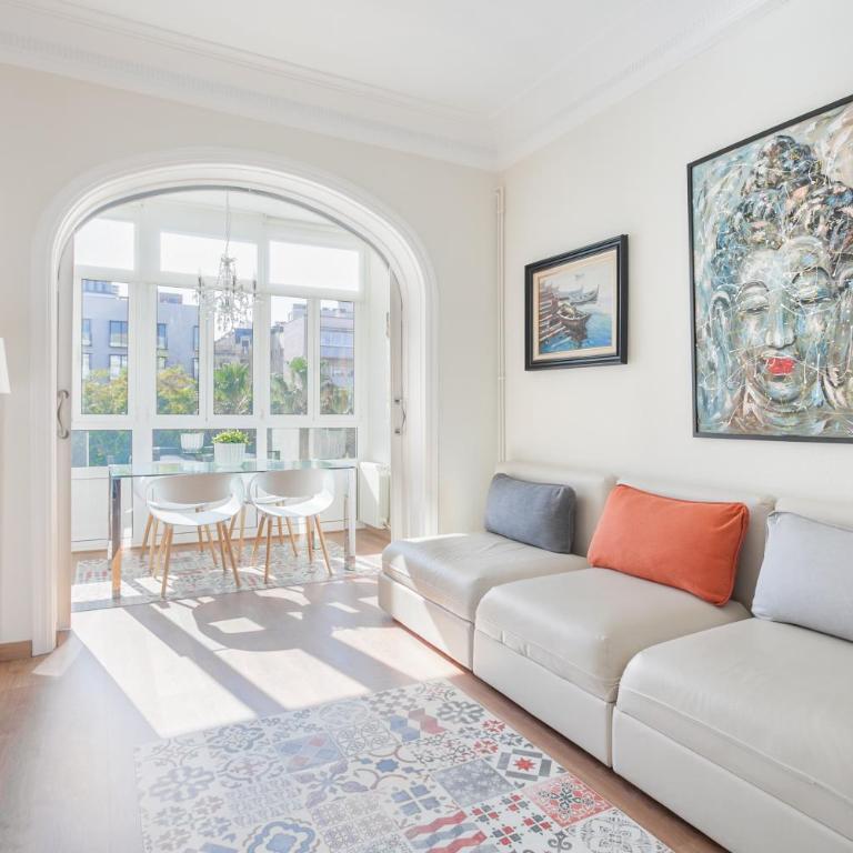 Art House Fira Apartments - Three-Bedroom Apartment - Calle Viladomat(remodeled), 107 - 1