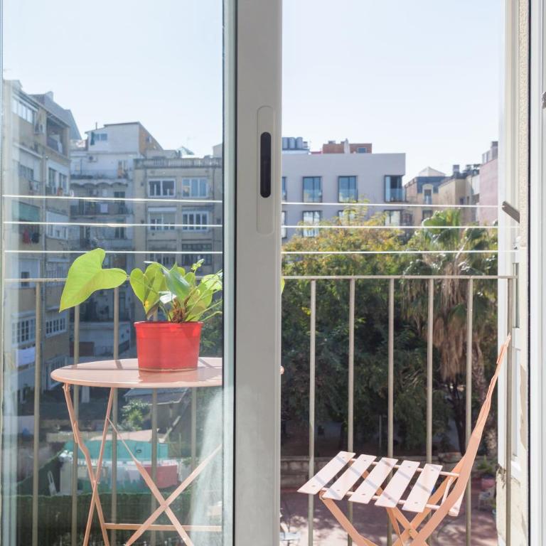 Art House Fira Apartments - Three-Bedroom Apartment - Calle Viladomat(remodeled), 107 - 4
